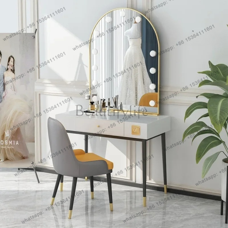 Beauty And Makeup Studio - 심플 램프 거울 화장대, 웨딩 촬영